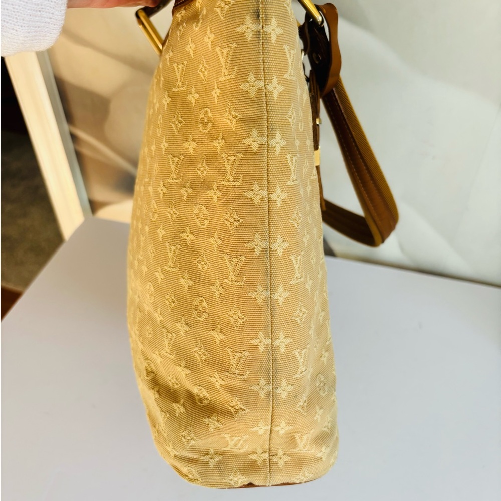 Authentic Louis Vuitton Lucille GM - Picture 7 of 15